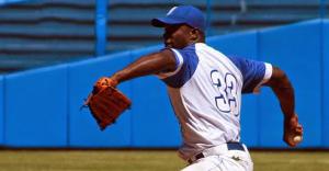 El cienfueguero Noelvis Entenza vuelve a la capital, después de haber servido como refuerzo durante la última campaña.Foto:Tomada de swingcompleto.blogspot.com béisbol _camagüey
