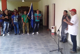 El primer secretario del Partido Comunista en la provincia llamó al equipo a que mejore sus resultados, mediante cohesión y espíritu de victoria. Foto: del autor Abanderado equipo de béisbol de Camagüey