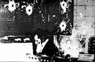 Impactos de bala en los estudios de Radio Reloj cuando fue asaltado por jóvenes revolucionarios.
