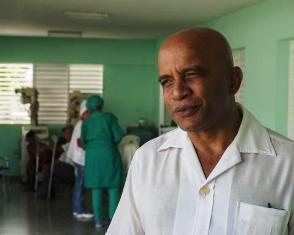 Dr. Eduardo Vargas Girón, jefe de la Sala de Terapia Intermedia.
