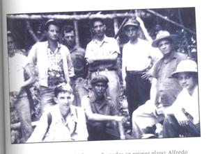  En la cueva California el 16 de junio de 1957. En primer plano a la izquierda aparece Alfredo Álvarez Mola. Arriba, también a la izquierda: Fellín