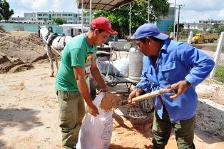 La manipulación es manual , incluso, es problema no resuelto el de la unidad de medida, que no puede ser con palas ni con cubos