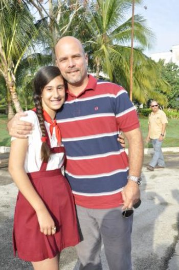 Karina cumplió el sueño de conocer a Gerardo