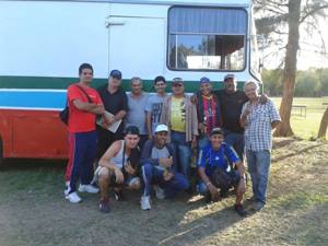   Acompañado  por miembros del equipo técnico de Televisión Camagüey, durante las trasmisiones de eventos deportivos.