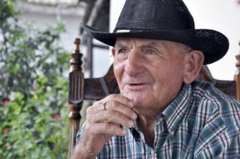 Romelio es un hombre que le sabe mucho a la crianza de carneros