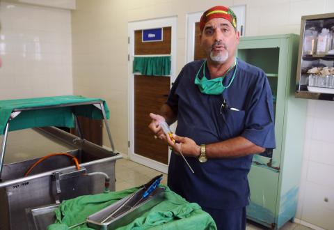 El doctor Oliva de Céspedes explica que estas cirugías no solo se realizan con fines estéticos sino también reconstructivos por causa de accidentes, deformaciones, trastornos físicos: motivo por el que surgieron esos procederes.