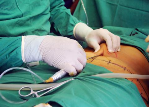 Entre los riesgos más comunes se encuentran los edemas prolongados, las necrosis y embolias grasas, infecciones, tromboembolismo pulmonar.
