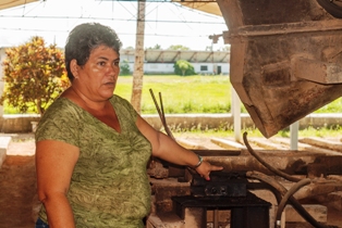 “Aquí faltan unas mangueras. Pero si quiere le bajo la cuchilla para que vea cómo esta planta de hacer bloques funciona todavía”, manifestó Nancy.