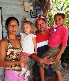 El matrimonio de Yaima y Audilio con su hembrita y el varón que ya va a la escuela