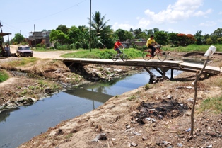  El abandonado puente desde hace casi 20 años, es una obra que no llega.