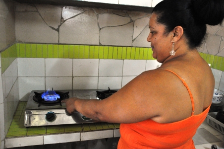 La esposa de Luis Faces utiliza biogás para la cocción de los alimentos