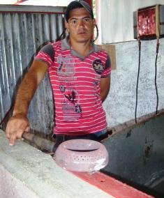 Edilky muestra el quemador. Fotos del Autor