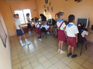  Los niños del lejano Entronque dominan la computación con la destreza  de las artes agrícola.