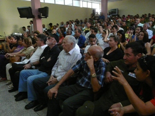 El auditorio presta atención  a los detalles de las numerosas fotos de Fidel durante sus recorridos por la provincia