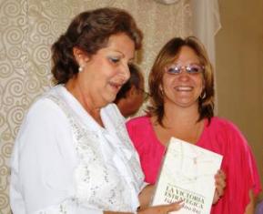 Momento en que la Doctora María Gil Basulto (a la izquierda) recibía el primer premio en la comisión tres