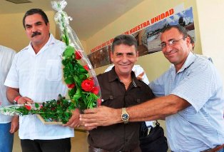 El doctor Eydel Miquel, a la izquierda, y el licenciado en Enfermería José Edelmiro (al centro), eran homenajeados por Luis Sisto Mora, vicepresidente de la Asamblea Provincial del Poder Popular, entre otros directivos