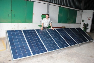 En un lugar convenientemente estudiado en los predios de la casa de campo de Camilo Mendoza ubicaron este panel solar en la finca Villa Luisa. 