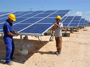 Etapa de montaje del parque fotovoltaico de Guáimaro./ Foto: Rodolfo Blanco Cué/AIN sistemas_fotovoltaicos