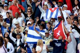 Presidentes de Cuba y EE.UU asisten a partido de béisbol