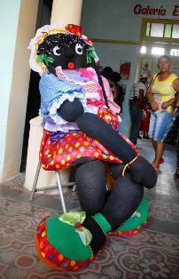 The doll making is the passion of the members of the Community Project Carsueños, opened in the historical center of the city of Camagüey, this Friday, May 29th.