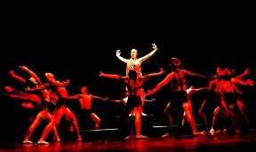 Por la invitación cursada al Ballet de Camagüey, presentaron en el Teatro Mella varias coreografías, como la versión de Gonzalo Galguera de la pieza Bolero.