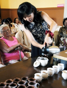 La Jornada se prestigió con la presencia de la Sra. Gan Ping, consejera cultural de la Embajada de la República Popular China en Cuba, quien realizó una ceremonia tradicional del té. 