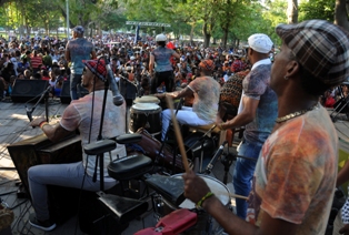 Replica of the Shield of Camagüey Delivered to Cuban Popular Music Band