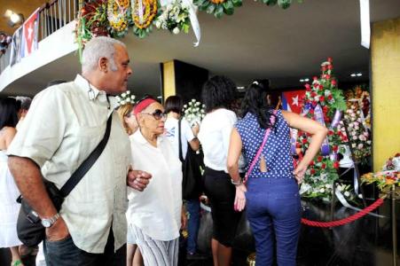 La diva cubana, Omara Portuondo (C), rinde tributo al destacado músico Juan Formell, director del grupo Los Van Van, en el lobby del Teatro Nacional