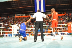 Frank Sánchez (91 kg, de azul) nunca olvidará la noche de este sábado, cuando venció un “imposible”. Su nombre se perfila desde ya para incluirse en la nómina de la preselección nacional.