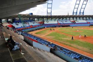 Gradas vacías, la imagen más habitual del estadio Cándido González en los últimos años.    Estadio Cándido González: tras medio siglo... la soledad