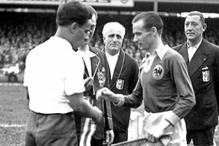 Manuel Chorens, capitán del Cuba (camiseta blanca), saluda a su homólogo rumano, Gheorghe Rasinaru, antes del comienzo del primer partido entre ambas selecciones. A la postre, los antillanos terminaron séptimos entre los 16 países asistentes. 