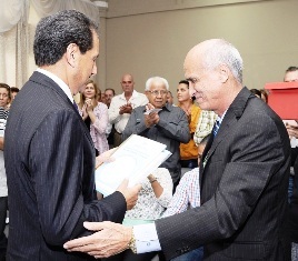 Rector de universidad mexicana recibe la Elegía Camagüeyana