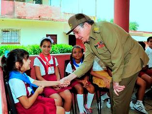 Luego de votar, Raúl compartió con pioneros que custodiaban la urna y los que esperaban su turno para hacerlo. 