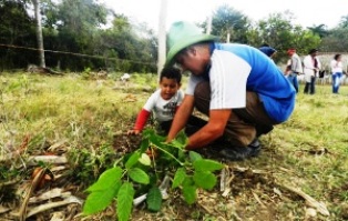 Argeny Brito y su hijo plantan un roble en honor a El Mayor