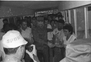 El Comandante en Jefe Fidel Castro Ruz, el 25 de julio de 1989, con el colectivo de el Centro de Ingeniería Genética y Biotecnología, de Camagüey
