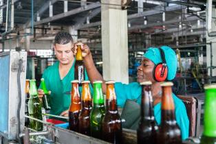Modernizan fábrica de cerveza Tínima