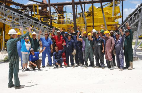 Moment in which the workpeople of the plant of zeolite approved to send the message to Fidel