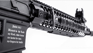 El rifle contiene un salmo de la Biblia que dice "Bendito sea Dios, que adiestra mis manos para la guerra y mis dedos para la batalla".Foto:Tomada de telesurtv.net arma_estados _unidos