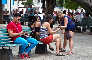 El objetivo del año es brindar el servicio de conectividad en al menos tres parques de cada municipio capitalino más zonas importantes, así como llevar a cabo pruebas pilotos para la distribución de internet en las casa. Foto: Ladyrene Pérez / Cubadebate Anuncia ETECSA pruebas piloto para llevar internet a los hogares