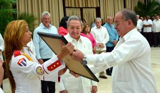  Raúl Castro condecora a Héroes del Trabajo