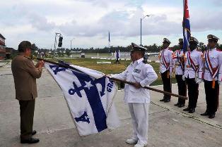 El General de Ejercito Raúl Castro Ruz, Primer Secretario del Partido y Presidente de los Consejos de Estado y de Ministros de Cuba, impone la Orden Antonio Maceo a la Academia Naval Granma.