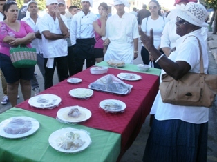 The Haitian Association of Camagüey is provided with 147 native members and descendents. Inolia Santos Bernardo, member of its executive board, explained the form of preparing dishes of this people so near to the Cuban. Photo: the author