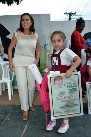 Anna Lucía D´Emilio, representante en el país del Fondo de Naciones Unidas para la Infancia, entrega premio de primer nivel a la niña Amelí Caballero López, de la provincia de Camagüey.