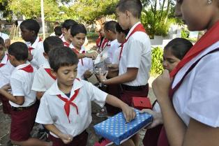 Pioneros camagüeyanos en jornada de elección y homenaje