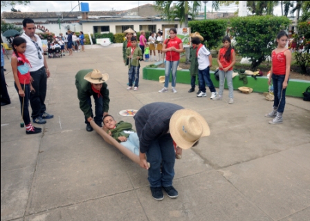 Niños de Sibanicú con juego de roles en serio 
