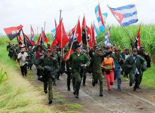 Jóvenes reeditan invasión de Che y Camilo