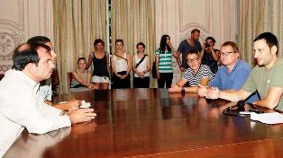 Fernando González Llort (I) , Héroe de la República de Cuba y vicepresidente de Instituto Cubano de Amistad con los Pueblos (ICAP), durante el encuentro con Kostantin Seeger (D), Coordinador del grupo de solidaridad con Cuba Cuba Si, dentro del Partido alemán Die Linke (La Izquierda), y Oliver Rump (segundo a la der.), profesor de la Universidad Técnica de Berlín, realizado en la sede del ICAP, en La Habana