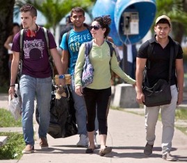 En esta foto del 11 de julio de 2014, estudiantes cubanos salen de la Universidad Central Marta Abreu, en Santa Clara. La USIAD, tratando de convertir a jóvenes cubanos en “agentes de cambio”, envió su proyecto a Santa Clara e hizo conexión con un grupo cultural que se hacía llamar “Revolución”. Foto: Franklin Reyes / AP.
