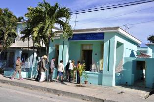 En esta Casa de Abuelos de Florida, Camagüey, llegan a las ocho de la mañana y regresan a sus hogares en el horario de la tarde.