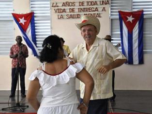 Genaro, bien conocido en Camagüey, bailaba al compás de Guajiro Natural, música de Polo Montañez, doblada por el grupo integrado por pacientes. 